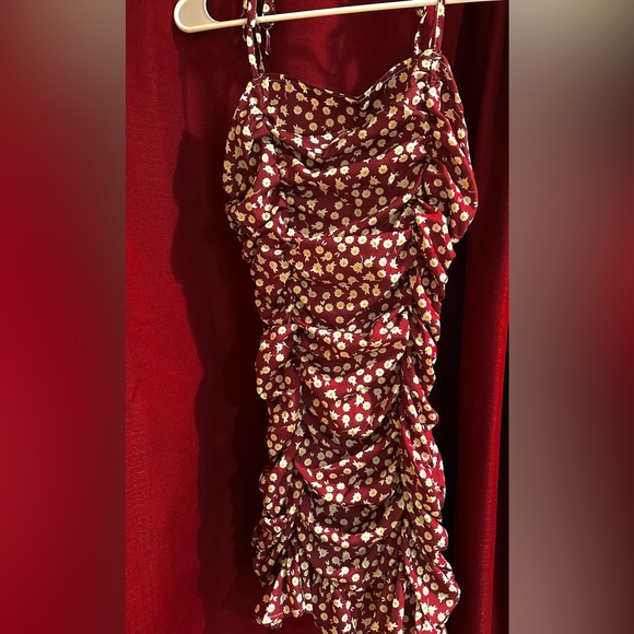 Beautiful maroon floral ruched shoulder tied dress 👗🌼 - Picture 1 of 1